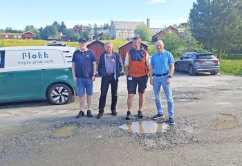 Styreleder i Røros Parkering, Kjell Morten Hansen, grunneier Kjell Magnus Krog, daglig leder i Røros parkering Jon Anders Kokkvoll og teknisk sjef i Røros kommune Dag Øyen på Tufta.
Foto: Tore Østby
