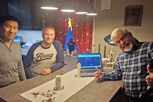 Systemkonsulent Sam Eidsheim og Øyvind Grytbak får godord fra en entusiastisk Magne Sjøvold, etter at fibernettet nådde Trøveien i Hådalen.
Foto: Tore Østby