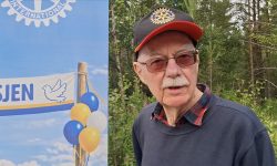 Ivar Brokhaug be folk marsjere for Ukraina I Møllmannsdalen.
Foto: Tore Østby