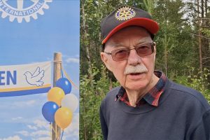 Ivar Brokhaug be folk marsjere for Ukraina I Møllmannsdalen.
Foto: Tore Østby