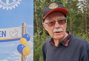 Ivar Brokhaug be folk marsjere for Ukraina I Møllmannsdalen.
Foto: Tore Østby