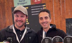 Kvalitetssjef Jørgen B. Langeng og Bryggerimester Jones Mikkelsen. Over 40.000 mennesker. Over
16.ooo liter brygg. Og én vinner på toppen av fatet: Røros Bryggeri.