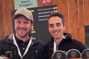 Kvalitetssjef Jørgen B. Langeng og Bryggerimester Jones Mikkelsen. Over 40.000 mennesker. Over
16.ooo liter brygg. Og én vinner på toppen av fatet: Røros Bryggeri.