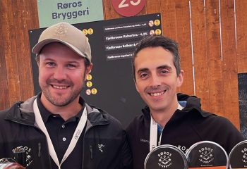 Kvalitetssjef Jørgen B. Langeng og Bryggerimester Jones Mikkelsen. Over 40.000 mennesker. Over
16.ooo liter brygg. Og én vinner på toppen av fatet: Røros Bryggeri.