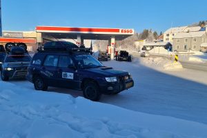 For mange av deltakerne er det mye åpning og lukking av panseret for å flikke på motoren.
Foto: Tove Østby