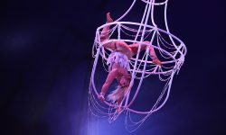 Chiara Boldini imponerer med flyvende krystallkrone i årets utgave av Cirkus Arnardo. Foto: Cirkus Arnardo