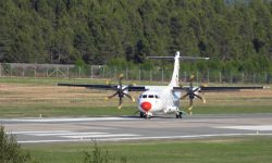 DATs rutefly under landing på Røros Lufthavn.
Foto: Tore Østby
