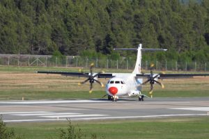 DATs rutefly under landing på Røros Lufthavn.
Foto: Tore Østby