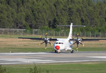 DATs rutefly under landing på Røros Lufthavn.
Foto: Tore Østby
