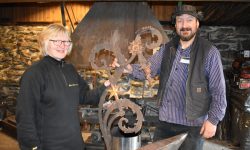 Avdelingsleder ved Bygningsvernsenteret, Berit Bakosgjelten og smed Mattias Helje. Arkivfoto. Foto: Tove Østby