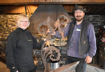Avdelingsleder ved Bygningsvernsenteret, Berit Bakosgjelten og smed Mattias Helje. Arkivfoto. Foto: Tove Østby