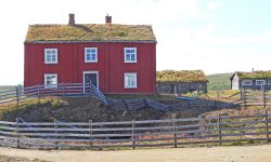 Det er ei stor grop foran Stigersboligen etter dagraset. 
Foto: Tore Østby