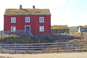 Det er ei stor grop foran Stigersboligen etter dagraset. 
Foto: Tore Østby