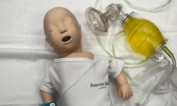 Dukke og utstyr for akuttmedisinsk trening på syke barn