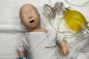 Dukke og utstyr for akuttmedisinsk trening på syke barn