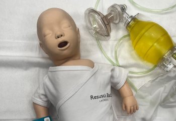 Dukke og utstyr for akuttmedisinsk trening på syke barn