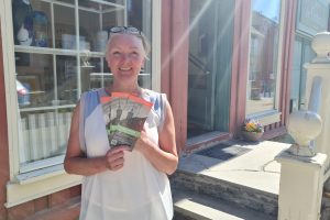 Ellen Kristine Klemmetvold hos Kunst & Kaos tar pumblikum med på en vandring i Harald Sohlbergs fotspor på Røros. Foto: Tove Østby