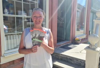 Ellen Kristine Klemmetvold hos Kunst & Kaos tar pumblikum med på en vandring i Harald Sohlbergs fotspor på Røros. Foto: Tove Østby
