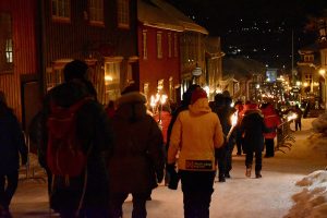 Fakkeltog ned Kjerkgata. Foto: Tove Østby