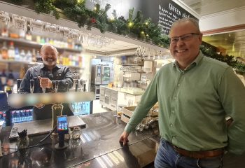 Daglig leder for Kaffestuggu, Rolf Hamland og lokalmatentusiast, Gudbrand Rognes gleder seg til Mat - og ølfestivalen. Foto: Tove Østby