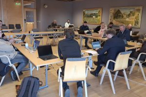 Her argumenterer Oskar Tørres Lindstad for å utrede reduksjon av antall politikere.
Foto: Tore Østby