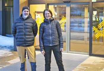 20. oktober inviterer Autismeforeningen til et nytt pårørendetreff på Røros videregående skole. Initiativet kommer fra tre foreldre. Bildet er tatt ved en tidligere anledning. F.v. Fredrik Axthorne og Linda Herud. Berit Selboe-Coote var ikke til stede da bildet ble tatt. (Foto: Privat)