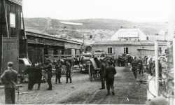 Her tar norske soldater over Stevnehalltomta på Røros med tyskerbrakkene i mai 1945. 
Dette verket har blitt identifisert som fri for kjente opphavsrettsbegrensninger, inklusive alle nærstående rettigheter.