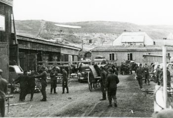 Her tar norske soldater over Stevnehalltomta på Røros med tyskerbrakkene i mai 1945. 
Dette verket har blitt identifisert som fri for kjente opphavsrettsbegrensninger, inklusive alle nærstående rettigheter.