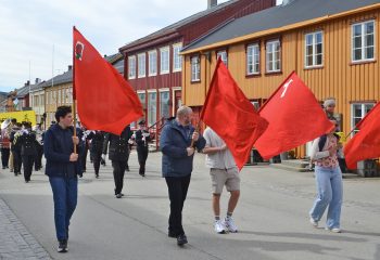 I år fylte toget nesten hele gata opp til Sangerhuset.
Foto: Tore Østby