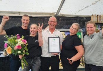 Galåvolden Gård er vinner av Bærekraftprisen 2025. F.v Lars Jacob Galåen, Linnea Galåen, Rune Krogh, Rasa Augustinaviciene, Heidi Haugen. Foto: Privat