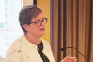 Heidi Greni på talerstolen som styreleder i Røros Folkehøyskole
Foto: Tore Østby