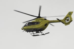 Her fraktes den skadde bort fra ulykkesstedet med luftambulanse.
Foto: Tore Østby
