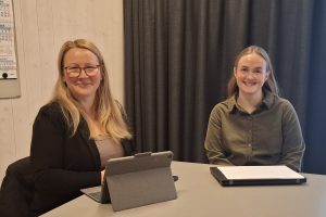 Hilde Gaebpie er saksordfører og Ane Thorsvoll er saksbehandler for lokalpolitikerne vanskeligste sak nå.
Foto: Tore Østby