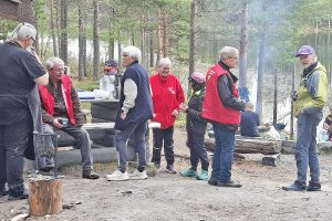 Et betydelig antall frivillige var tidlig på plass ved Lavvoen ved Rismosjøen i dag.
Foto: Tore Østby