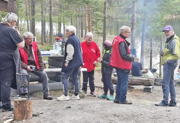 Et betydelig antall frivillige var tidlig på plass ved Lavvoen ved Rismosjøen i dag.
Foto: Tore Østby