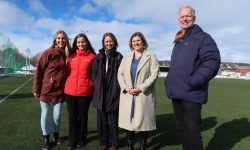 Fritidsfondet muliggjør deltakelse i fritidsaktiviteter for alle barn og unge opp til og med 18 år som er bosatt i Røros kommune, og har blitt en godt etablert og brukt ordning i kommunen. På bildet f.v.: Caroline Oksdøl Søberg (kulturkonsulent Røros kommune), Eirin Ulvan (teamleder Rørosbanken), Tone Hammer (banksjef Rørosbanken), Sadmira Buljubasic (ordfører Røros kommune) og Olav Vehusheia (daglig leder Ren Røros strøm).Foto: Røros kommune