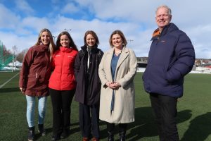 Fritidsfondet muliggjør deltakelse i fritidsaktiviteter for alle barn og unge opp til og med 18 år som er bosatt i Røros kommune, og har blitt en godt etablert og brukt ordning i kommunen. På bildet f.v.: Caroline Oksdøl Søberg (kulturkonsulent Røros kommune), Eirin Ulvan (teamleder Rørosbanken), Tone Hammer (banksjef Rørosbanken), Sadmira Buljubasic (ordfører Røros kommune) og Olav Vehusheia (daglig leder Ren Røros strøm).Foto: Røros kommune