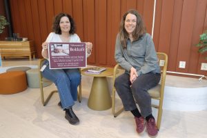 Ellen Vibeke Solli Nygjelten og Mari Snortheim inviterer til Bokkafé på Røros bibliotek. Foto: Tove Østby