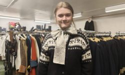 Johannes Hofstad med Carl Gustaf Armfeldt sin sløyfe til Elden 2026.  Foto: Tove Østby