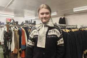 Johannes Hofstad med Carl Gustaf Armfeldt sin sløyfe til Elden 2026.  Foto: Tove Østby