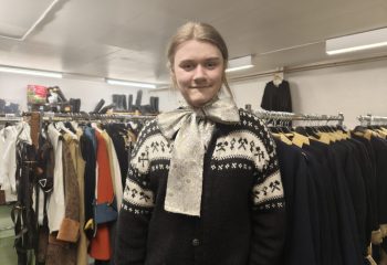 Johannes Hofstad med Carl Gustaf Armfeldt sin sløyfe til Elden 2026.  Foto: Tove Østby