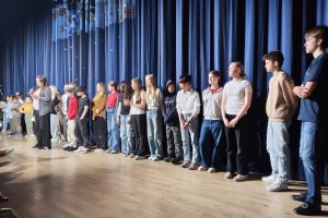Kunstelevene er klare for å vise frem sin utstilling i Gropa. Foto: Tove Østby