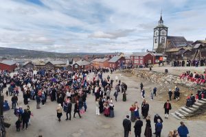 Oppstilling til årets 17. mai-tog på Malmplassen. Foto: Tove Østby