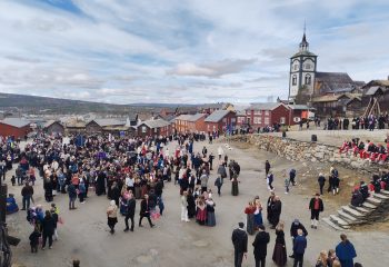 Oppstilling til årets 17. mai-tog på Malmplassen. Foto: Tove Østby