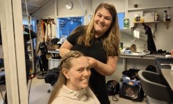 Linnea P. Røisgård blir flettet av Vivian Dahl. Foto: Tove Østby