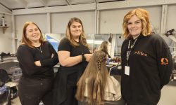 Sminkørene i sminkebua gjør skuespillerne klare for Elden-scenen. Margit Wintervold, Vivian Dahl og Linn-Kristin Bukkvoll. Foto: Tove Østby