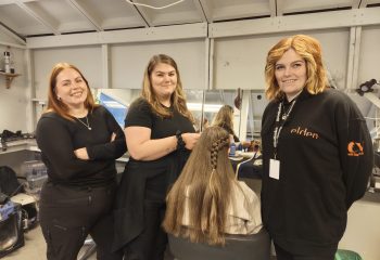 Sminkørene i sminkebua gjør skuespillerne klare for Elden-scenen. Margit Wintervold, Vivian Dahl og Linn-Kristin Bukkvoll. Foto: Tove Østby