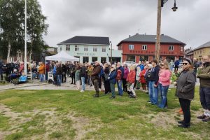 Mange hadde møtt opp på minnemarkeringen på Nilsenhjørnet i dag. Foto: Tove Østby