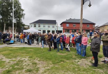 Mange hadde møtt opp på minnemarkeringen på Nilsenhjørnet i dag. Foto: Tove Østby
