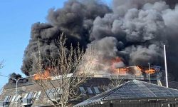 Det er intens brann i en stor bygning og fare for spredning. 
Foto: Paal William Craig Furunes